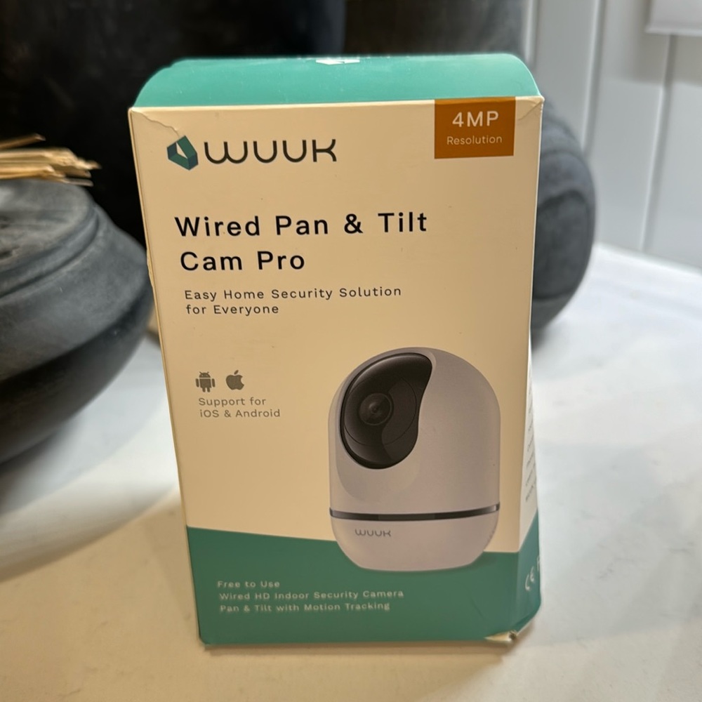WUUK Pan & Tilt Cam Pro is an indoor security camera with 4MP Ultra HD